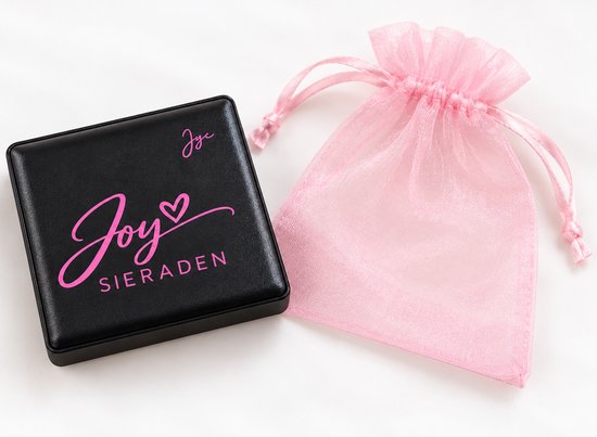 Zwarte vierkante juwelendoos met roze Joy Sieraden logo en roze organza zakje.