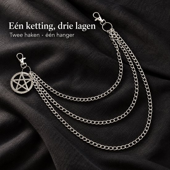 Zilverkleurige broekketting op zwarte stof met tekst 'Eén ketting, drie lagen' en 'Twee haken, één hanger'.