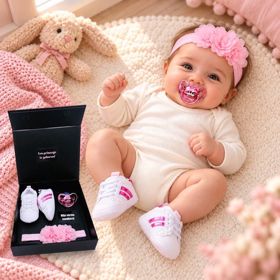Baby met roze hoofdband en speen met 'Prinsesje', naast cadeaubox met schoentjes en tekst 'Een prinsesje is geboren!'.