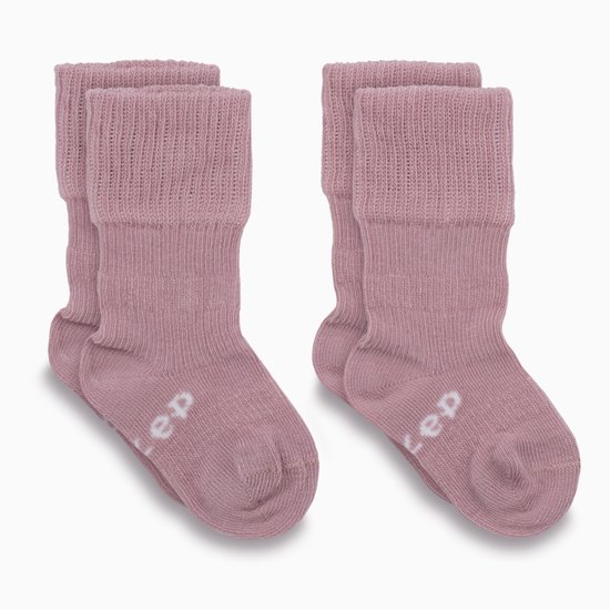 Paar roze baby-sokjes met geribbelde boord en wit KipKep-logo op de voet.