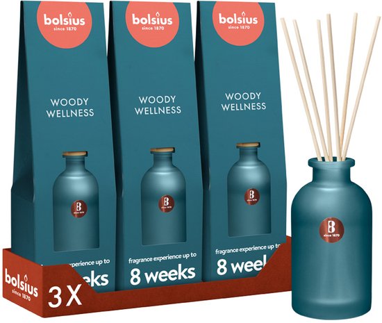 Drie dozen Bolsius Woody Wellness geurstokjes met een blauw glazen flesje met houten stokjes.