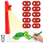Rode Crafts&Co tekenprojector met lamp die een schildpad op papier projecteert, inclusief 20 afbeeldingen en USB-C kabel.