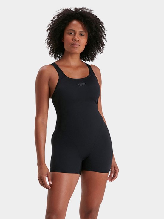 Vrouw draagt een zwart Speedo-badpak met pijpjes, voorzijde, effen kleur.