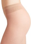 Detail van de tailleband van een beige, transparante 20 DEN panty op een model.