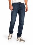 Model draagt een donkerblauwe Cars Jeans regular fit spijkerbroek met een subtiel patroon en beige sneakers.
