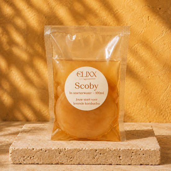 Elixx Scoby in starterwater verpakt in plastic zak op een stenen ondergrond.