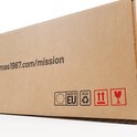 Zijde van kartonnen doos met "Made in EU" en "Recycled Package" symbolen.