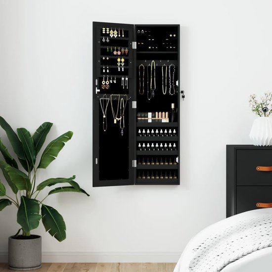 Zwarte sieradenkast met open deuren, gevuld met oorbellen, kettingen en make-up.