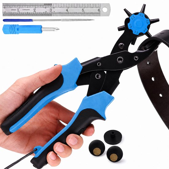 Une main tient une pince perforatrice bleu et noir avec une ceinture marron. Trois boutons dorés supplémentaires sont à côté.