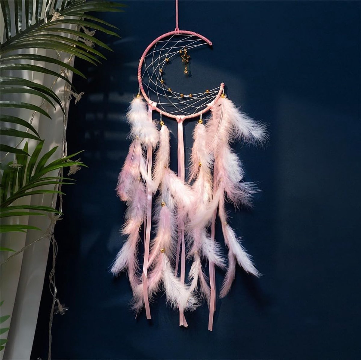dromenvanger in maanvorm, dromenvanger met sterhangers en lintkwastjes en 2 kleuren veren, perfect voor meisjeskamers, huisdecoratie, verjaardags- en housewarminggeschenken