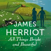 Boekomslag van 'All Things Bright and Beautiful' van James Herriot, met een landschap van groene heuvels, schapen, koeien en twee silhouetten van mensen die hand in hand lopen.