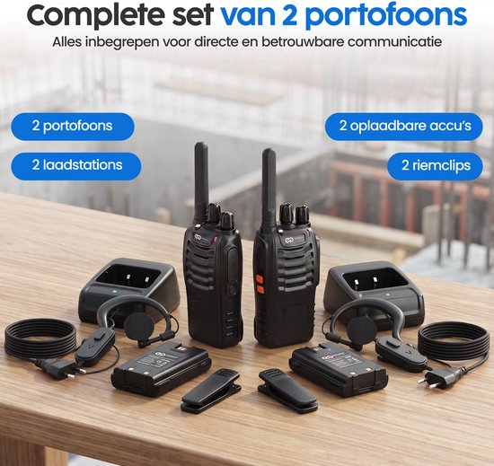 Complete set van twee zwarte portofoons met accessoires zoals oortjes, accu's en laadstations.
