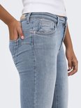 Detailopname van de zak van een lichtblauwe ONLY skinny jeans op een model.