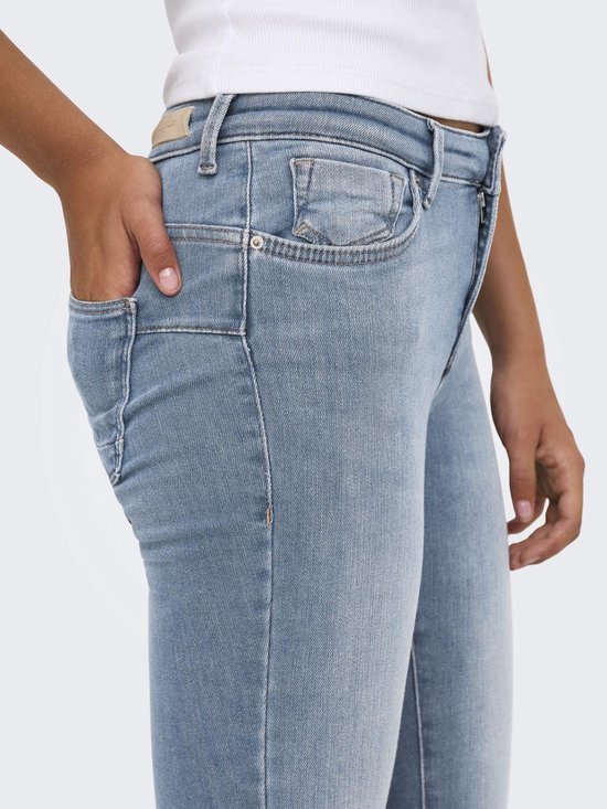 Detailopname van de zak van een lichtblauwe ONLY skinny jeans op een model.