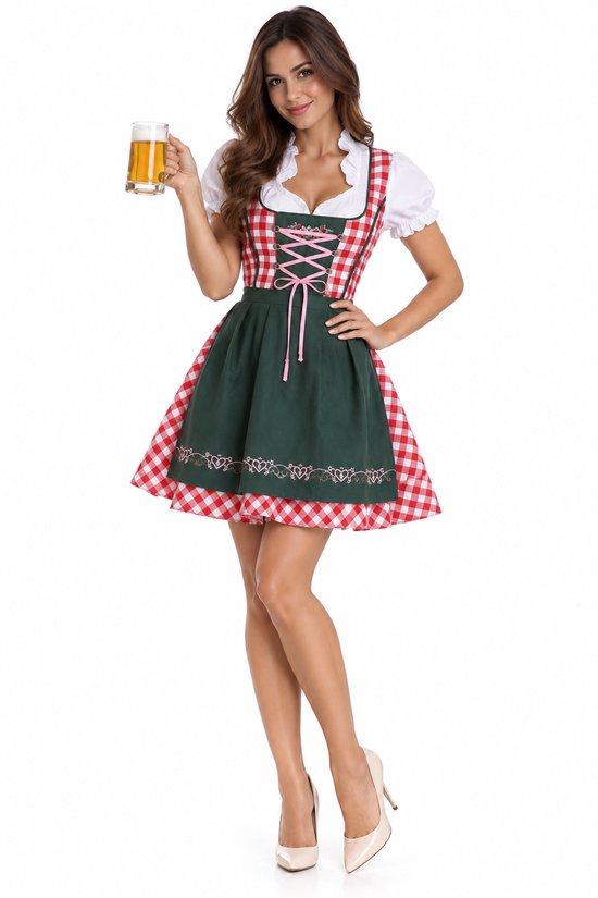 Vrouw in rode en witte ruitjes jurk met groen schort, witte blouse, en roze veters. Ze houdt een glas bier vast.