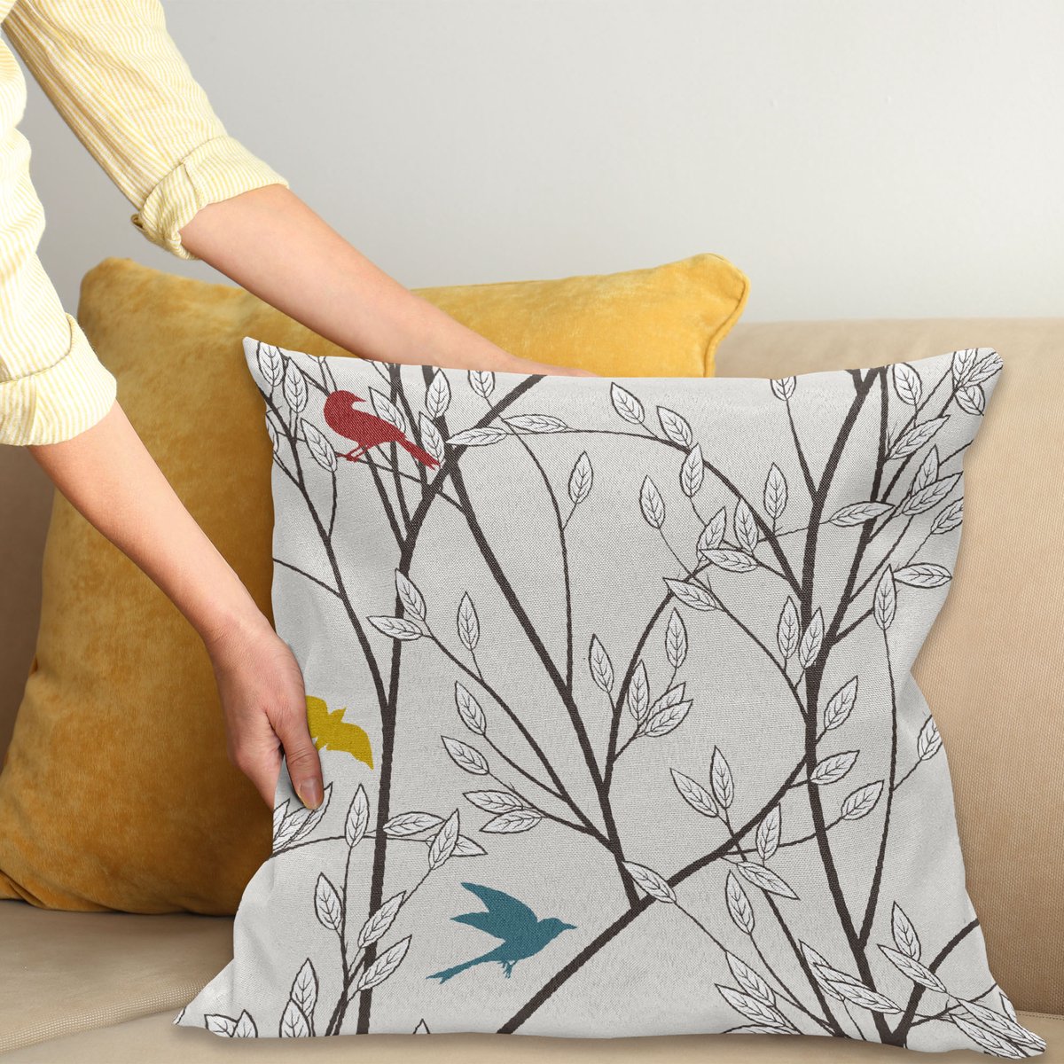 ABAKUHAUS Natuur Sierkussenhoes, Vogels Wilde Dieren Cartoon Zoals Afbeelding met Boom Blad Kunst Print, Decoratieve Vierkante Sierkussenhoes, 65 x 65 cm, Mosterd Bordeaux
