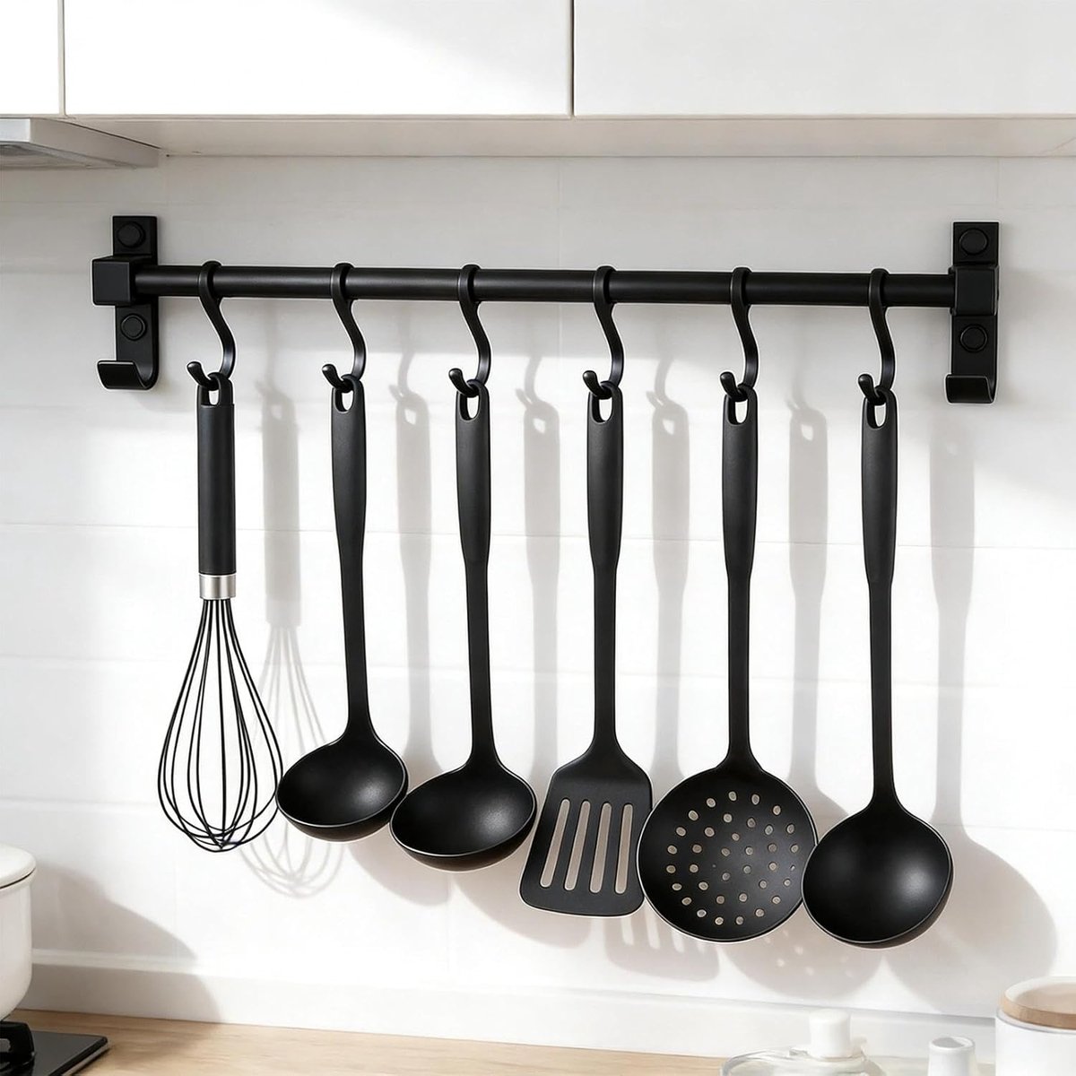 Dailygoods- Haaklijst 40 cm - Zwart Aluminium - 6 Verstelbare Haken - Multifunctionele Keukenrailing - Veiligheidsafstand voor Messen - Krasbestendig