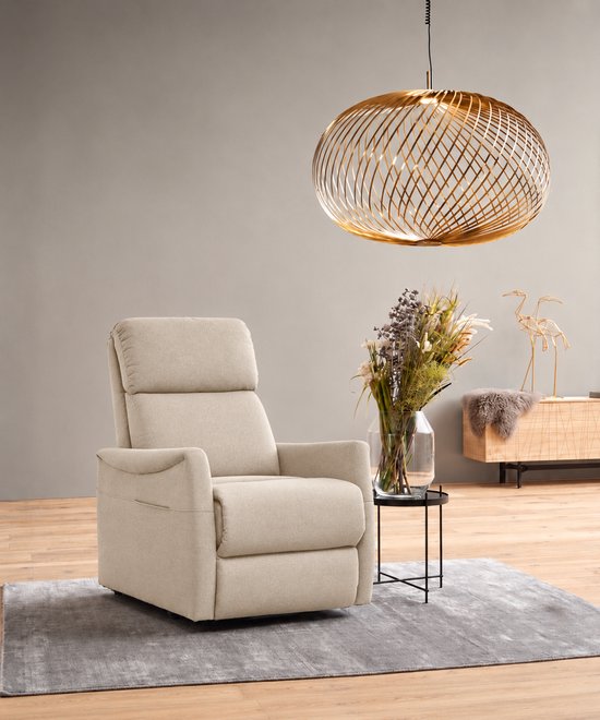 Lichtbeige relaxfauteuil met verstelbare rugleuning en voetensteun, getoond op een grijze vloerkleed.