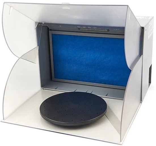 Grijze spuitcabine met kap open, draaiplateau, blauw filter en achterwand.