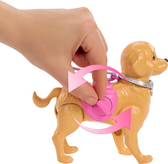 Een hand draait aan het roze zadel van een bruine speelgoedhond.