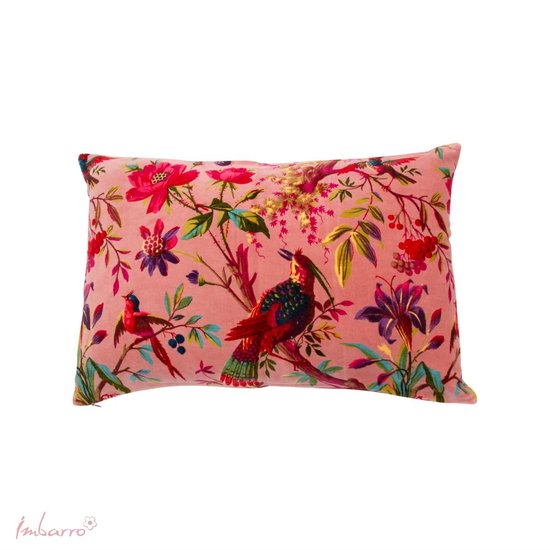 Coussin décoratif rose avec un imprimé floral et d'oiseaux coloré, comprenant un grand oiseau semblable à un paon.