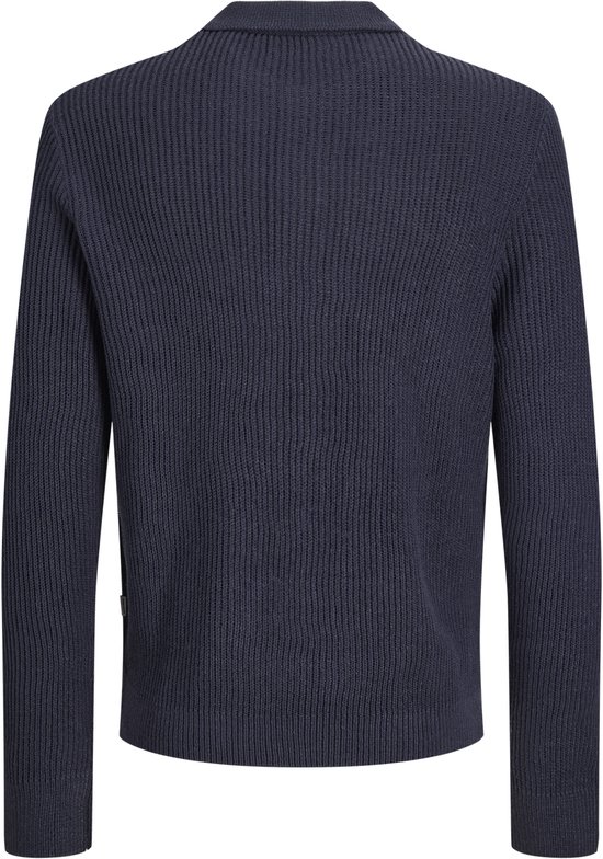 Achterkant van een donkerblauwe gebreide polo met lange mouwen, op een zwarte achtergrond.