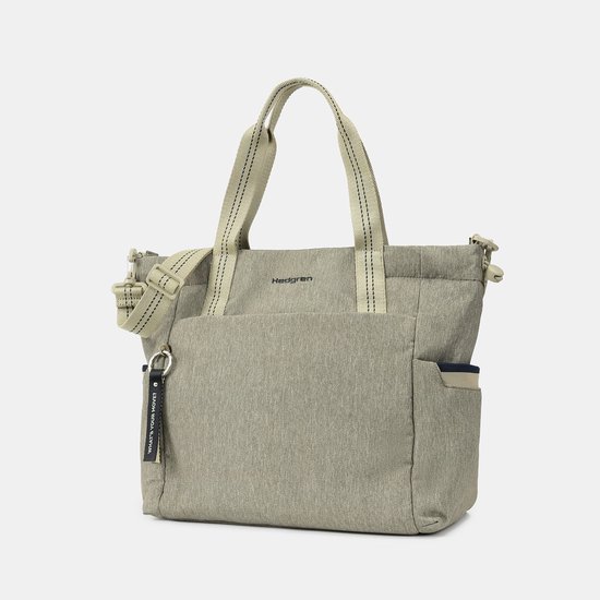 Grijze Hedgren tote tas met beige hengsels, zijzakken en een zwarte sleutelhanger met tekst 'WHAT'S YOUR MOVE?'.