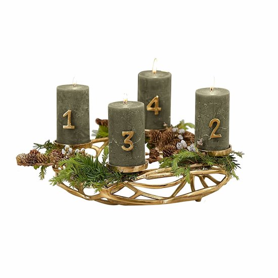 Gouden adventskrans met vier groene kaarsen met gouden cijfers 1, 2, 3 en 4, versierd met dennentakken en dennenappels.