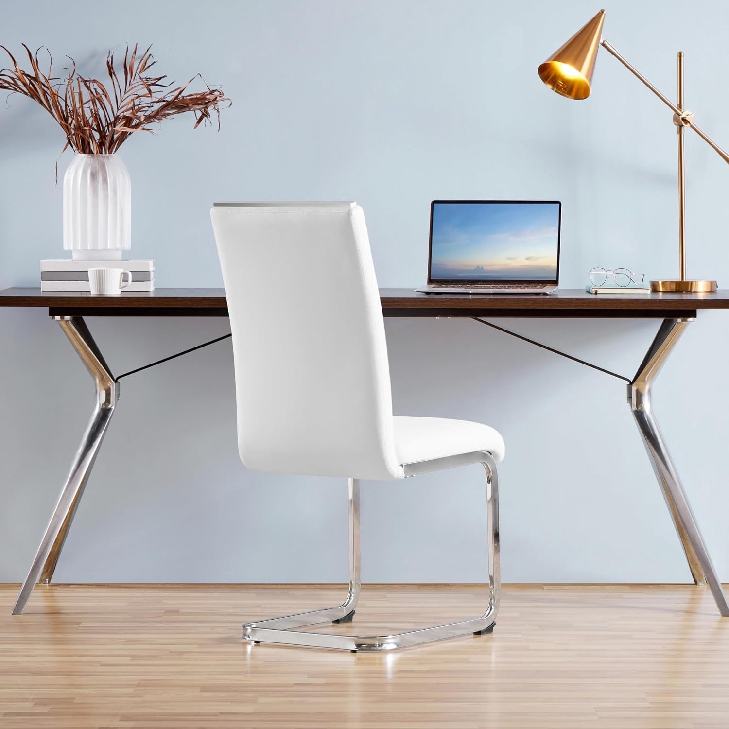 Set van 4 Witte Gestoffeerde Eetkamerstoelen met Metalen Sledeframe, Comfortabele Hoge Rugleuning en Kunstleren Bekleding