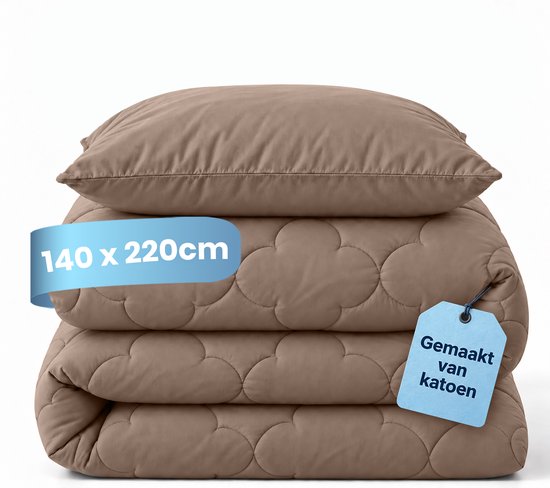 Bruin, doorgestikt katoenen dekbed en kussensloop in 140x220cm met label 'Gemaakt van katoen'.