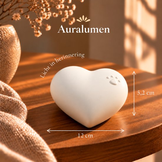 Wit hartvormig aandenken met dierenpootje, 12 cm breed en 5,2 cm hoog, met tekst 'Licht in herinnering'.