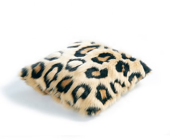 Liggend vierkant kussen van imitatiebont met beige en zwarte luipaardprint op een witte achtergrond.