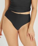 Model draagt een zwarte high-waist slip met een naadloze, gladde pasvorm.