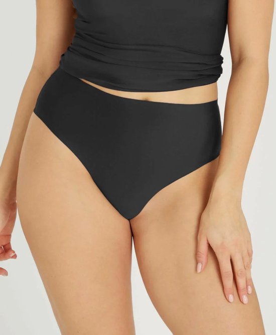 Model draagt een zwarte high-waist slip met een naadloze, gladde pasvorm.