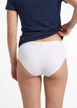 Witte katoenen hipster gedragen door een model, met elastische tailleband en ten Cate logo.