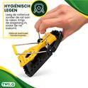 Hand met handschoen opent de zwarte en gele rattenval voor hygiënisch legen.