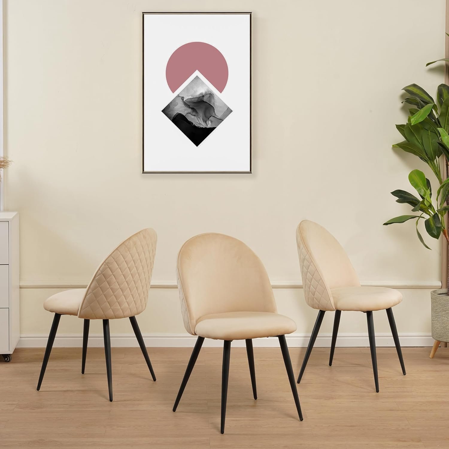 VelvetLuxe Beige Fluwelen Eetkamerstoelen Set van 4 – Vintage Design, Zacht Gestoffeerde Zitting, Ergonomische Rugleuning, Metalen Frame, SGS-getest tot 110 kg,