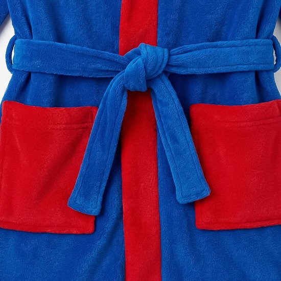 Close-up van de taille van de blauwe badjas met een rode ceintuurknoop en twee grote rode zakken.