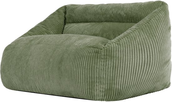 Driekwart aanzicht van een saliegroene ribfluwelen zitzakbank.