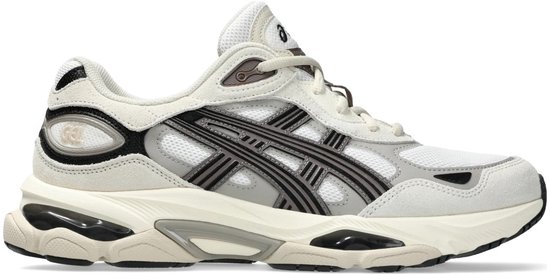 Zijaanzicht van een ASICS sneaker in wit en beige met donkerbruine strepen en GEL-branding op de hiel.