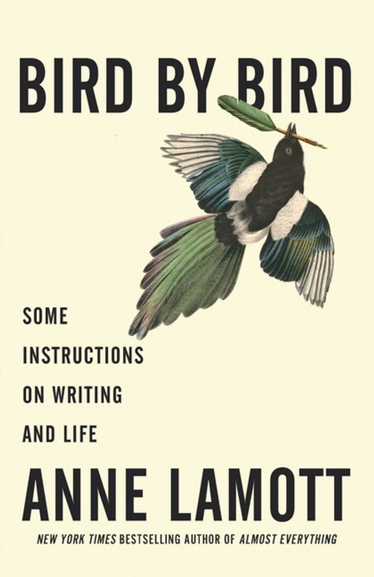 Boekomslag 'Bird by Bird' van Anne Lamott met een vogel die een ganzenveer in de bek houdt op een crèmekleurige achtergrond.