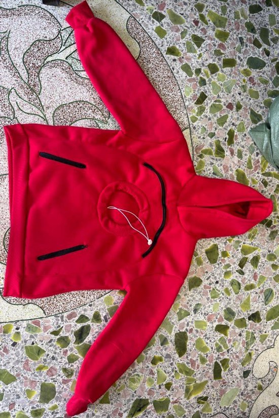 Rode fleece hoodie met capuchon, zwarte ritszakken en een centrale buidel voor huisdieren met trekkoord.