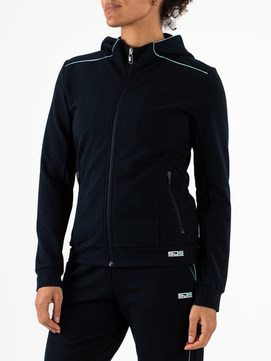 Zwart sportset met ritsjack en broek, voorzien van lichtblauwe details en het SJS-logo op borst en heup.