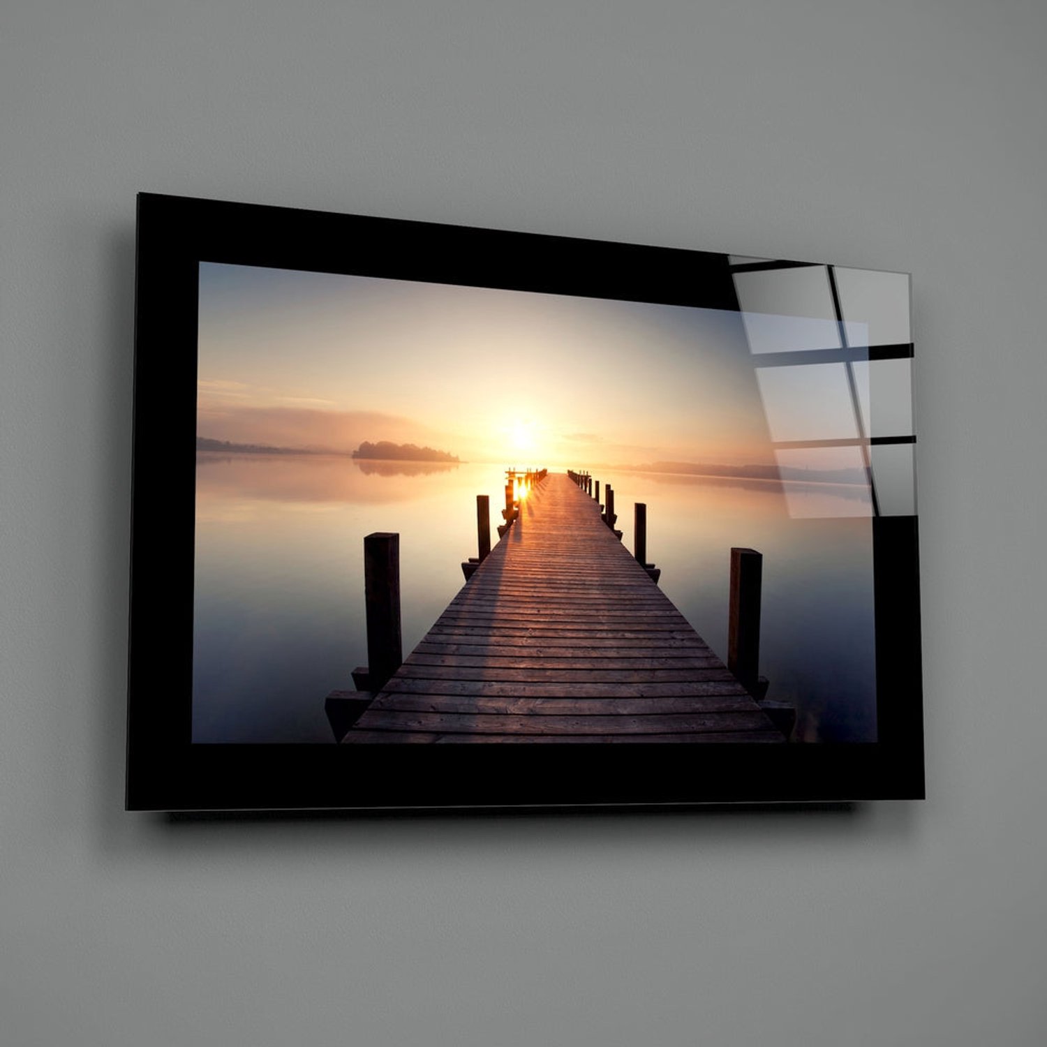 Insigne Art Glasschilderij – Mistige Meersteiger bij Zonsopkomst – Moderne Wanddecoratie Meerkleurig