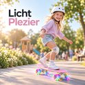 Lachend meisje in helm en kniebeschermers op een roze skateboard met lichtgevende LED-wielen in een park.