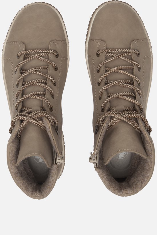 Beige veterlaarzen van Rieker met bruine veters, ritssluiting aan de zijkant en warme voering.