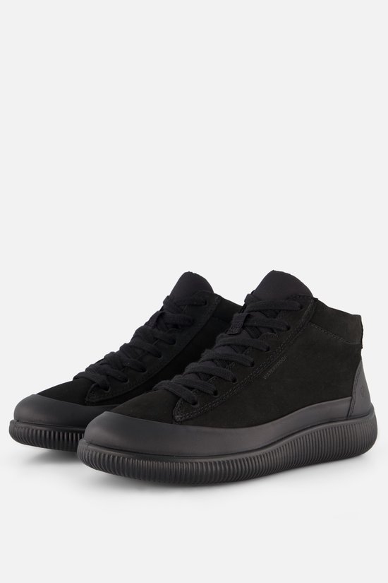 Sneaker mi-montante noire en daim avec détails en cuir et lacets noirs.