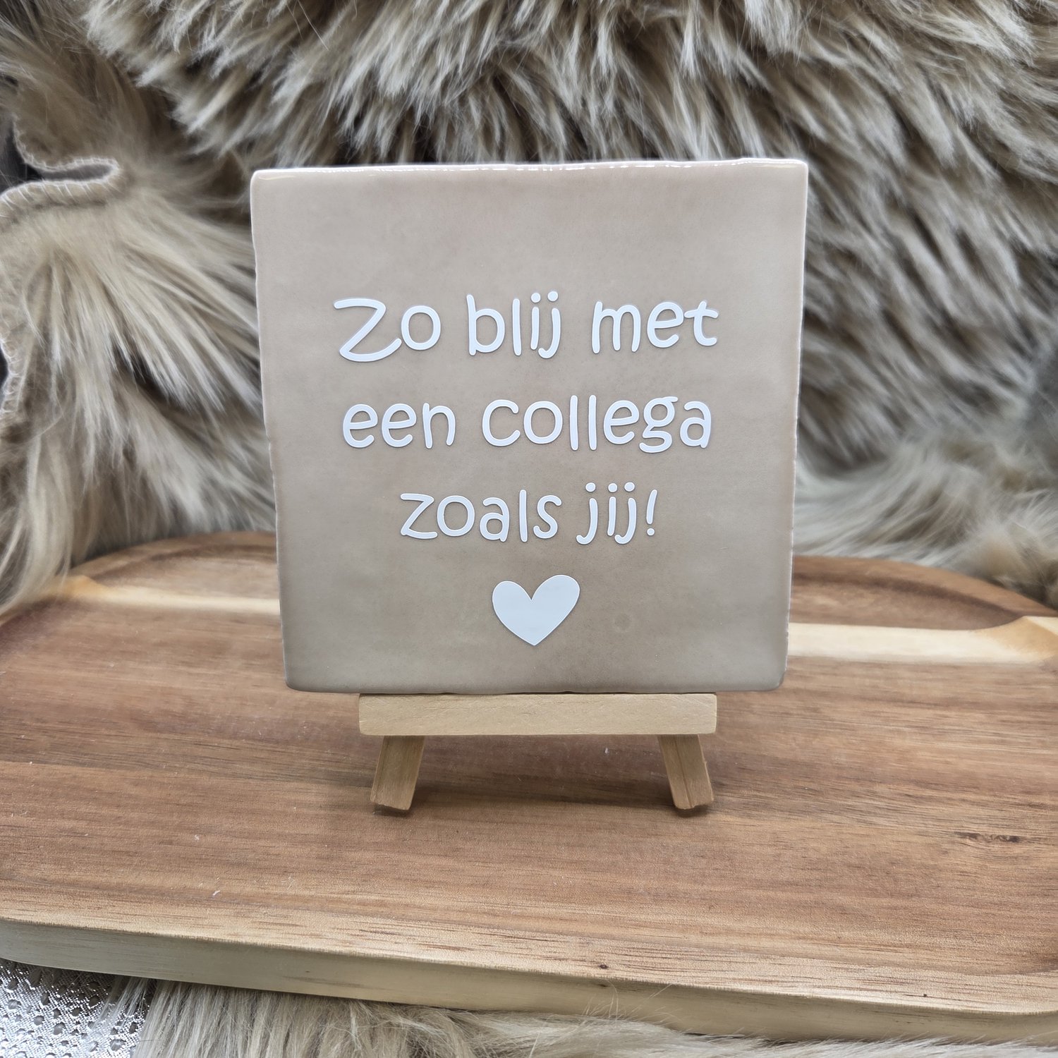 CreaCraft Robuust wenstegeltje: Zo blij met een collega zoals jij! - Tegeltjes met tekst - Cadeau voor collega of zomaar – Wenstegeltje - Brievenbuscadeau - CreaCraft - Vriendschap Beige/Wit