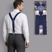 Man in wit hemd draagt donkerblauwe Safekeepers bretels met metalen clips en lederen details op een grijze achtergrond.