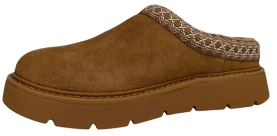 Bruine suède Skechers instapper met plateauzool en geweven randpatroon bij de instap.